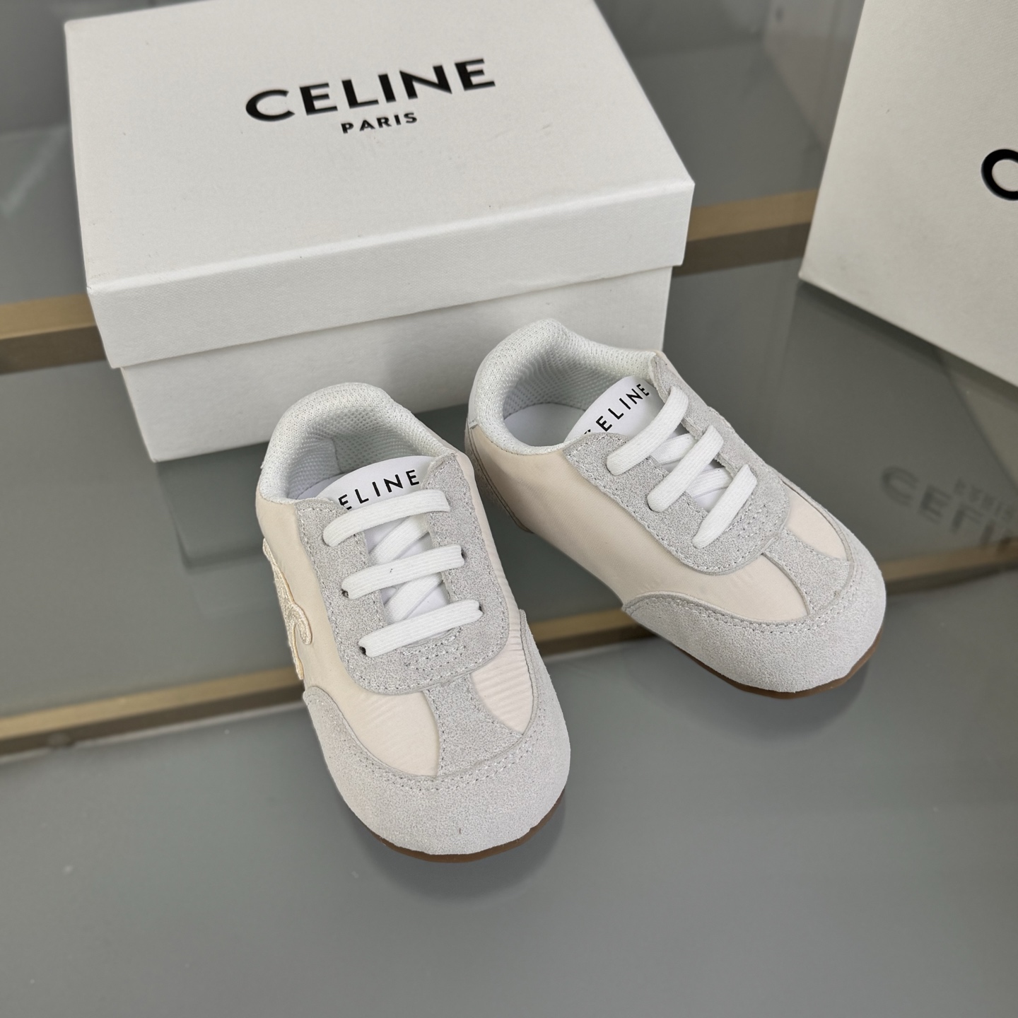 Children's shoes child